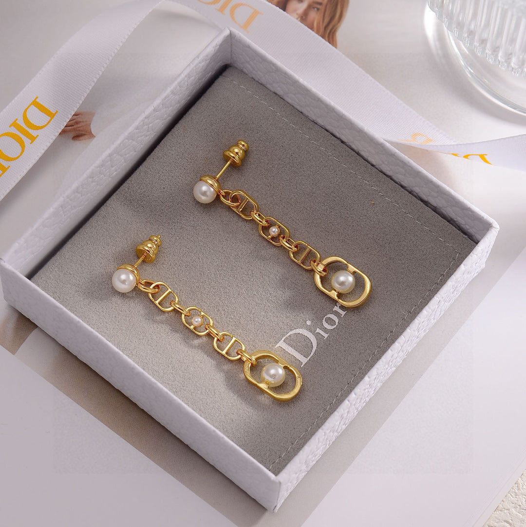 Bold Simplicity: Dior Fashion Jewelry